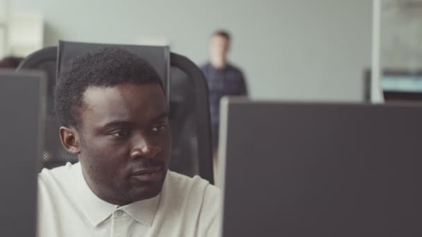 Dos Jóvenes Programadores Masculinos Multiétnicos Discutiendo Software Mientras Cotrabajan Una — Vídeos de Stock