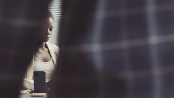 Midja Upp Slowmo Unga Afroamerikanska Kvinnliga Programmerare Som Arbetar Bärbar — Stockvideo