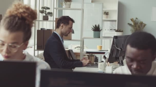 Resmi Giyimli Beyaz Bir Adam Ofis Masasında Oturmuş Laptopta Yazı — Stok video