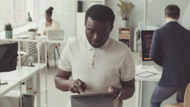 Μέτριο Αργό Πορτρέτο Του Νεαρού Μαύρου Άνδρα Χρησιμοποιώντας Ψηφιακή Ταμπλέτα — Αρχείο Βίντεο