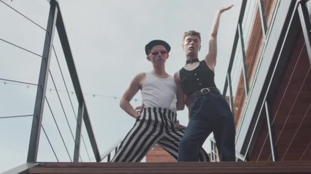 Nízký Úhel Dva Nóbl Kluci Retro Oblečení Tanec Vogue Kameru — Stock video
