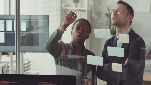 Multietnický Pár Kolegů Kteří Používají Příspěvek Poznamenává Zatímco Brainstorming Nápady — Stock video
