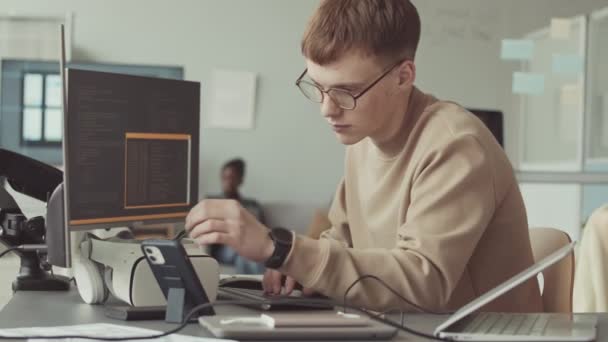 Junge Kaukasische Männliche Programmierer Codierung Computer Einem Modernen Büro Mit — Stockvideo