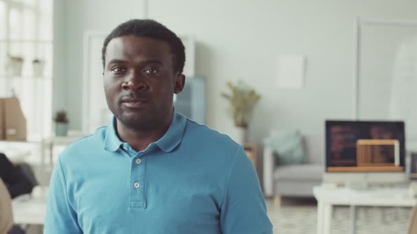 Mavi Polo Tişörtlü Genç Siyahi Adamın Modern Programcı Ofisinde Kameraya — Stok video