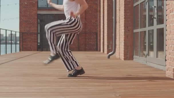 Çizgili Klasik Pantolonlu Terasta Bereli Bir Çocuk — Stok video