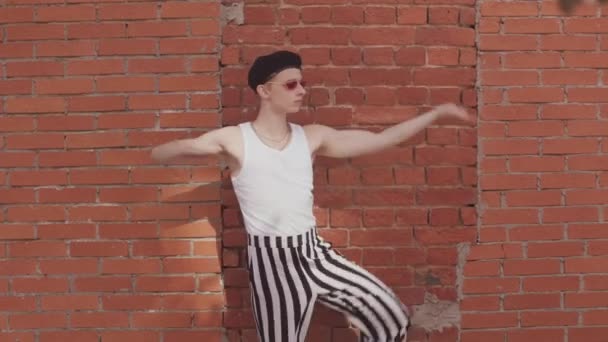 Жіночий Хлопчик Вінтажних Відтінках Смугасті Чорно Білі Штани Берет Танцює — стокове відео
