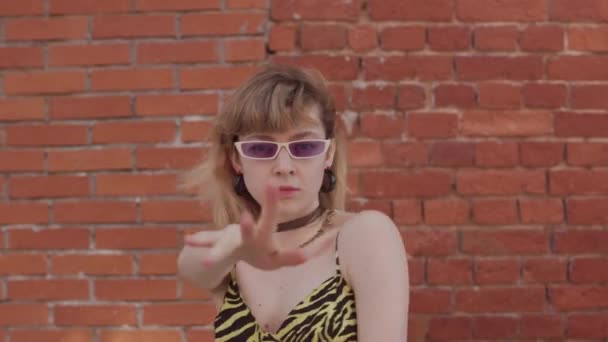 Ekscentryczny Kaukaski Dziewczyna Zwierzęcy Drukowany Biustonosz Vintage Okulary Przeciwsłoneczne Taniec — Wideo stockowe