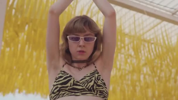 Klasik Gözlüklü Çekici Lerin Stil Kızı Açık Havada Çok Konuşulan — Stok video