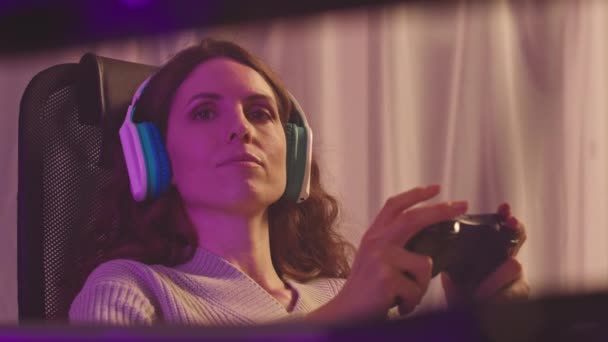 Emocionado Joven Mujer Caucásica Auriculares Usando Controlador Mientras Juega Juego — Vídeos de Stock