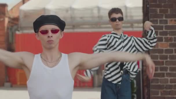 Dva Muži Voguers Retro Oblečení Brýle Tanec Kameře Venku Městském — Stock video