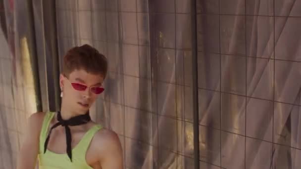 Kaukasiska Feminina Pojke Retro Kläder Och Glasögon Dans Vogue Kameran — Stockvideo