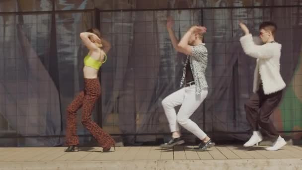Eski Moda Giysiler Içinde Süslü Dansçının Tam Pozu Ördek Yürüyüşü — Stok video