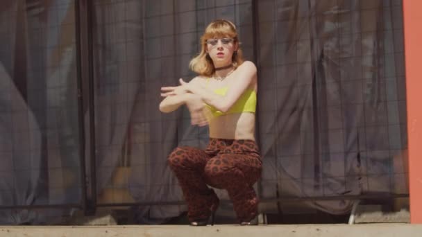 Крутая Девушка Штанах Винтажного Животного Желтом Топе Очках Танцует Открытом — стоковое видео