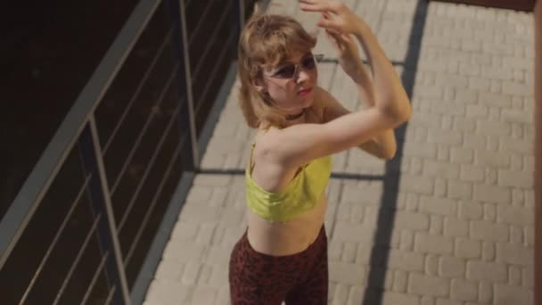Cima Tiro Menina Fantasia Roupa Vintage Dança Moda Livre Dia — Vídeo de Stock