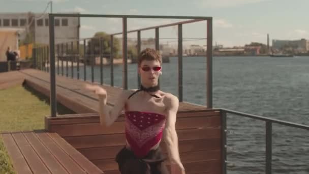 Bandana Kırkılı Bluzlu Klasik Gözlüklü Süslü Kadın Yazın Limanda Yürüyor — Stok video
