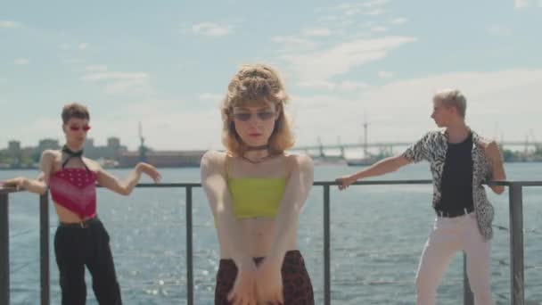 Eccentric Vogue Team Three Wearing Stylish Vintage Outfits Dancing Pier — Stock Video