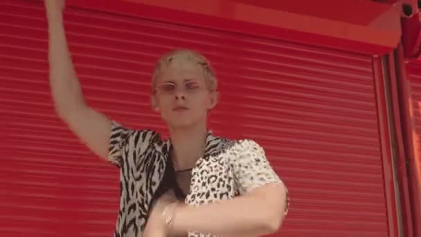 Fancy Blondýny Chlapec Měnící Oblečení Tím Uzavírá Fotoaparát Rukou Při — Stock video