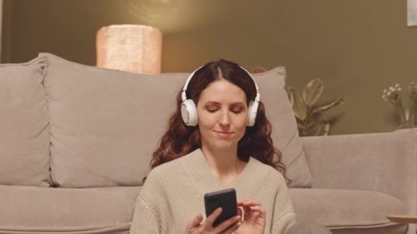 Slowmo Relaxed Young Brunette Woman Enjoying Her Favorite Song Headphones — Stock Video