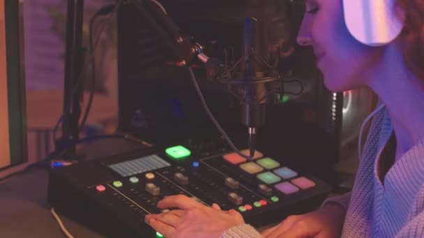 Stüdyoda Şarkıları Karıştırırken Konsol Kullanan Kulaklıklı Heyecanlı Kadın Lerin Yavaşlaması — Stok video