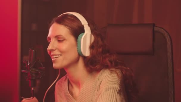 Yerel Stüdyoda Podcast Yaparken Kulaklık Mikrofon Diğer Ekipmanları Kullanan Beyaz — Stok video