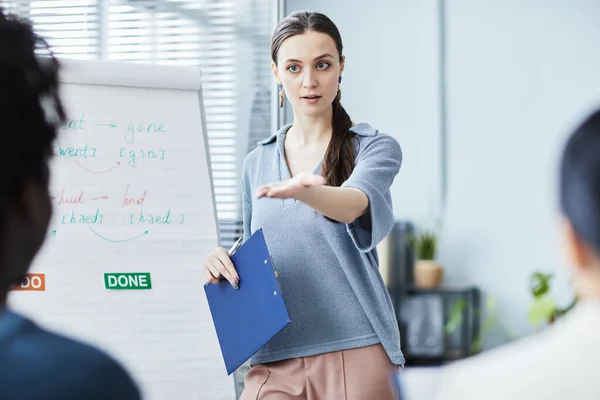 Portrait Young Woman Giving English Lesson Office Speaking Audience Whiteboard — Stock Photo, Image