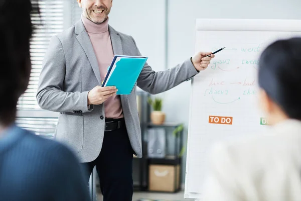 Cropped Portrait Mature Man Giving English Lessons Office Group People — Stock Photo, Image
