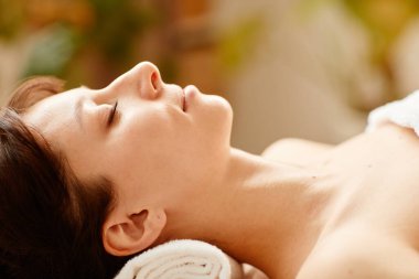 Gülümseyen genç kadının sağlık kulübündeki rahatlatıcı SPA seansının yan görünümü, fotokopi alanı