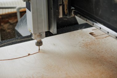CNC oyma makinesinin kapatılması otomatik üretim atölyesinde ahşap kesme havadaki talaş tanecikleri ile, boşluk kopyalama