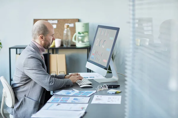 Minimal Side View Portrait Mature Businessman Using Computer While Analyzing — Stock Photo, Image