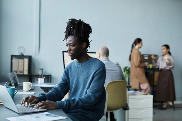 Minimale Seitenansicht Portrait Eines Jungen Schwarzen Mannes Mit Laptop Während — Stockfoto