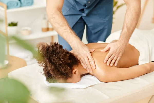 Primo Piano Del Terapeuta Maschile Che Indietro Massaggio Alla Giovane — Foto Stock