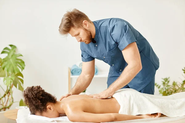 Visão Lateral Retrato Terapeuta Masculino Dando Volta Massagem Para Jovem — Fotografia de Stock