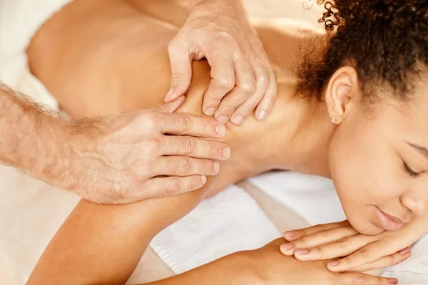 Close Jovem Afro Americana Desfrutando Massagem Sessão Relaxante Spa Sorrindo — Fotografia de Stock