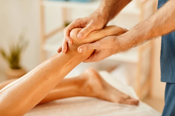 Zbliżenie Mężczyzna Masaż Elegancki Nogi Stopy Młody Kobieta Relaksujący Spa — Zdjęcie stockowe