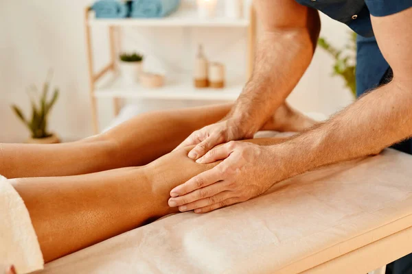 Närbild Manlig Terapeut Massage Ben Ung Kvinna Spa Session Kopiera — Stockfoto