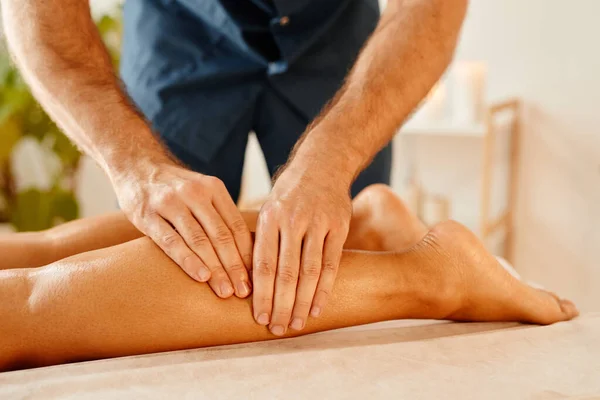 Close Mãos Masculinas Massageando Pernas Mulher Jovem Sessão Spa Relaxante — Fotografia de Stock