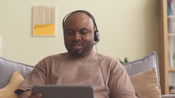 Μαύρος Άνδρας Που Φοράει Ακουστικά Βίντεο Μικρόφωνο Κουβεντιάζοντας Ψηφιακό Tablet — Αρχείο Βίντεο