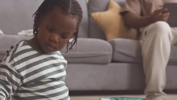 Koncentrovaná Letá Afroameričanka Hraje Vzdělávacími Hračkami Přitom Zůstává Doma Tátou — Stock video