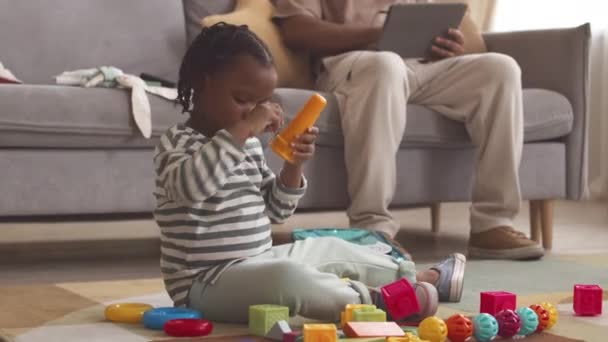 Nettes Jähriges Afroamerikanisches Mädchen Das Mit Spielzeug Auf Dem Teppich — Stockvideo