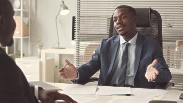 Africano Americano Empregador Masculino Formalwear Elegante Falando Com Candidato Durante — Vídeo de Stock