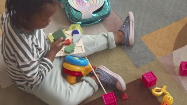 Von Oben Langsam Von Süßen Afroamerikanischen Kleinkind Mädchen Coolen Gestreiften — Stockvideo
