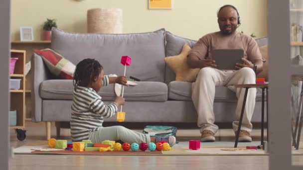 Hombre Negro Vídeo Llamando Tableta Digital Mientras Queda Casa Con — Vídeo de stock