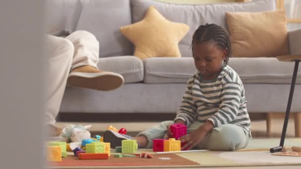 Menina Bonito Afro Americano Criança Brincando Com Blocos Coloridos Tapete — Vídeo de Stock