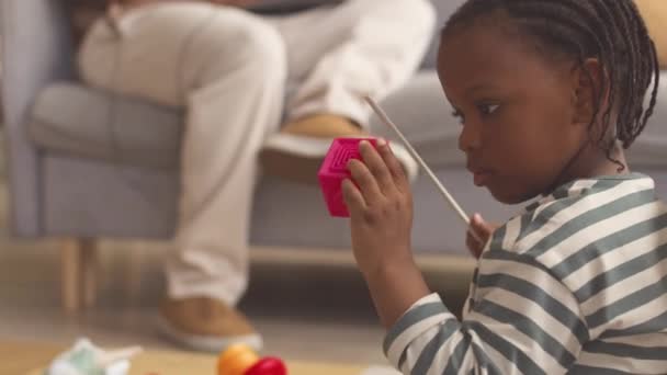 Skoncentrowana Afroamerykanka Letnia Dziewczynka Bawiąca Się Kolorowymi Klockami Zabawek Podczas — Wideo stockowe