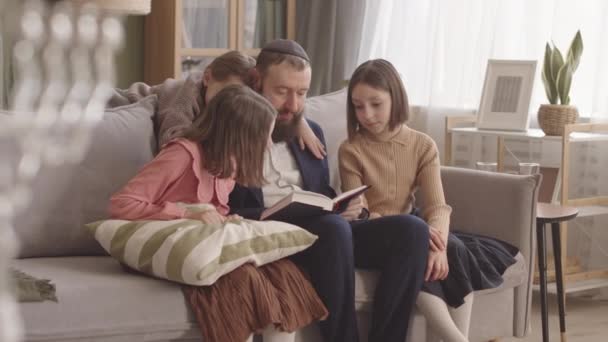 Homem Judeu Lendo Bíblia Hebraica Para Suas Filhas Pequenas Hanukkah — Vídeo de Stock