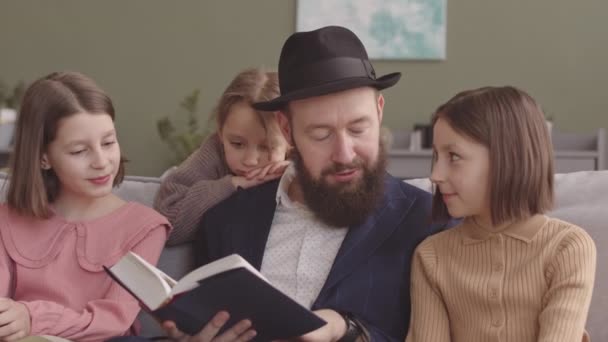Judisk Far Läser Hebreiska Bibeln Till Sina Tre Grundläggande Skoldöttrar — Stockvideo