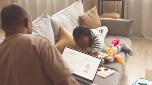 Afroamerikansk Man Analysera Investering Graf Laptop Samtidigt Som Man Försöker — Stockvideo