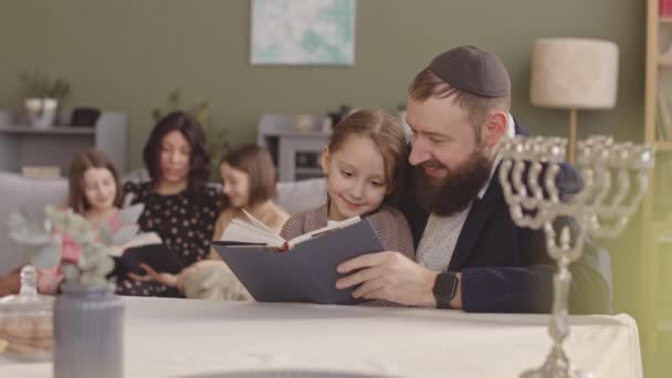 Jüdischer Vater Liest Seiner Hübschen Grundschultochter Die Tanach Vor Während — Stockvideo