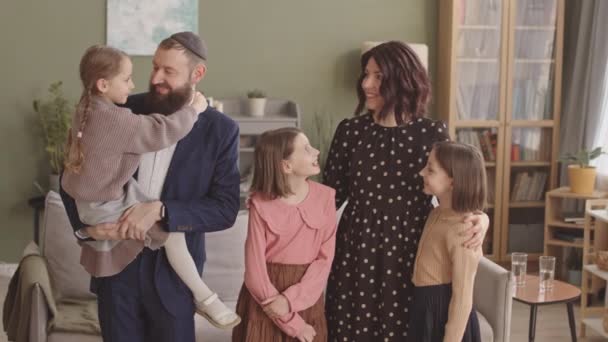 ハヌカの自宅のお祝いの間にカメラで笑顔の幸せなユダヤ人家族のミディアムスローモ肖像画 — ストック動画