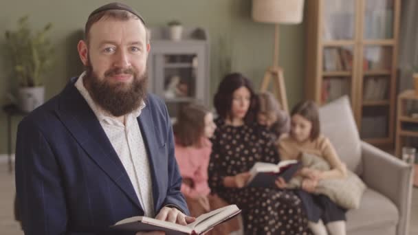 Langsames Porträt Eines Bärtigen Jüdischen Mannes Kippa Mit Hebräischer Bibel — Stockvideo